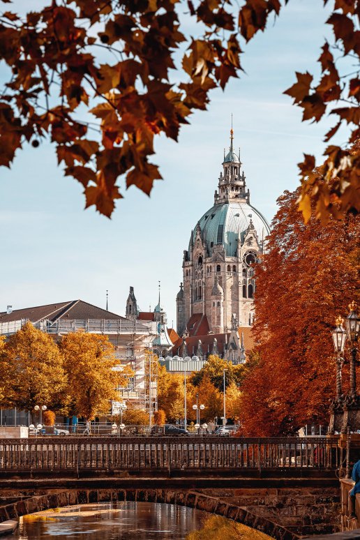 Herbstlicher Blick aufs Neue Rathaus Hannover, gesehen vom Hohen Ufer in der Altstadt
