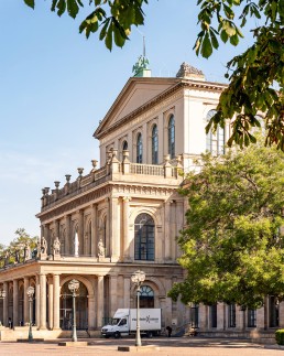 Das Opernhaus Hannover war von 1845 bis 1852 das Königliche Hoftheater. Heute bietet es Platz für 1200 Gäste und hat eine lange Tradition in Niedersachsen.